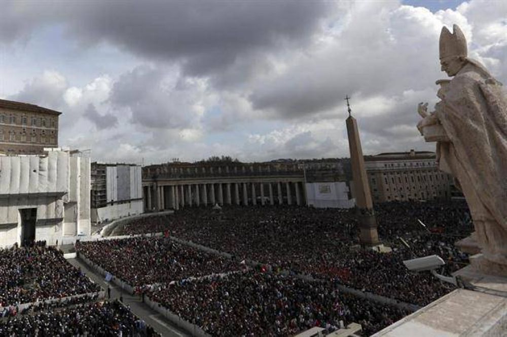 Rodeado de fieles, Francisco presidi� su primera misa de Pascua