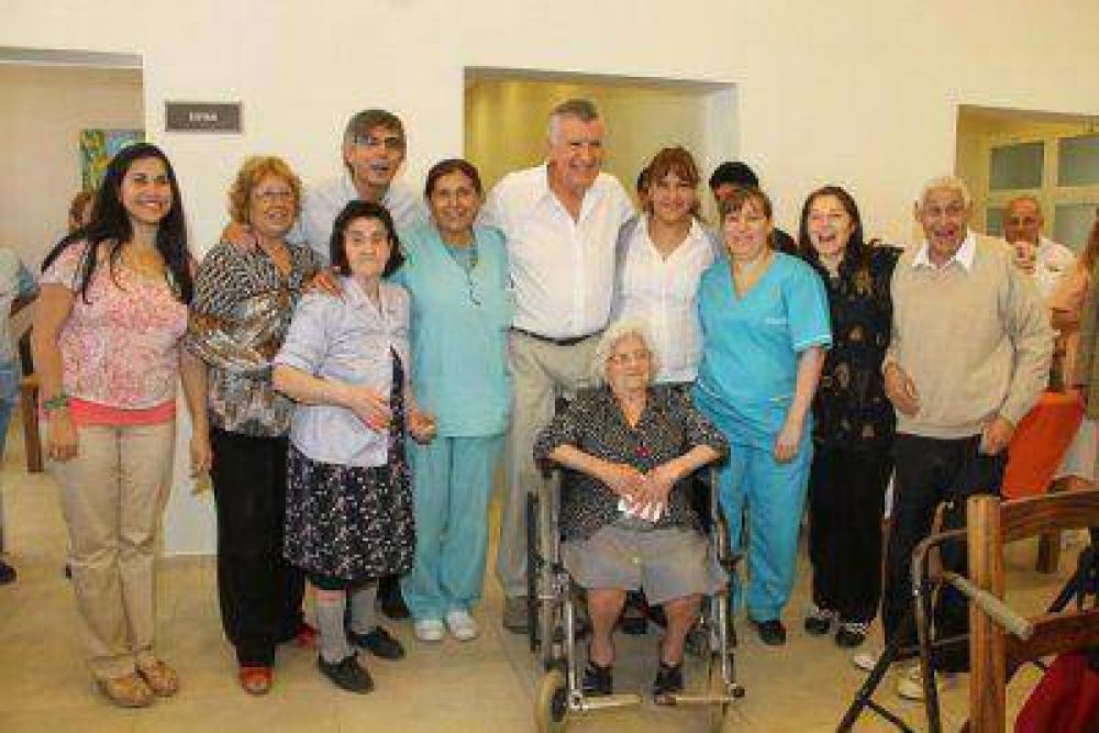 Almuerzo del gobernador Gioja junto a los abuelos de la Residencia Eva Duarte de Peron