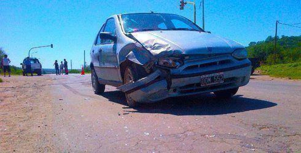 Fuerte choque en el ingreso a Olta