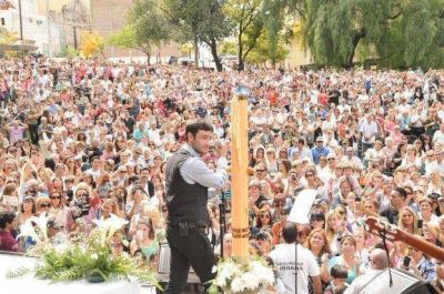 Carlos Paz: Una multitud sigui� la misa junto a Luciano Pereyra