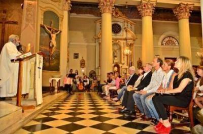 El Intendente Luis Andreotti, junto a cientos de fieles, presenci� la misa de Pascua en la colmada Parroquia Nuestra Se�ora de Ar�nzazu