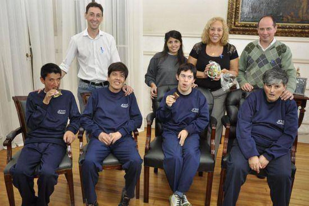Integrantes de APID obsequiaron un �Huevo de Pascua� a la Intendente Giroldi