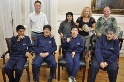 Integrantes de APID obsequiaron un �Huevo de Pascua� a la Intendente Giroldi