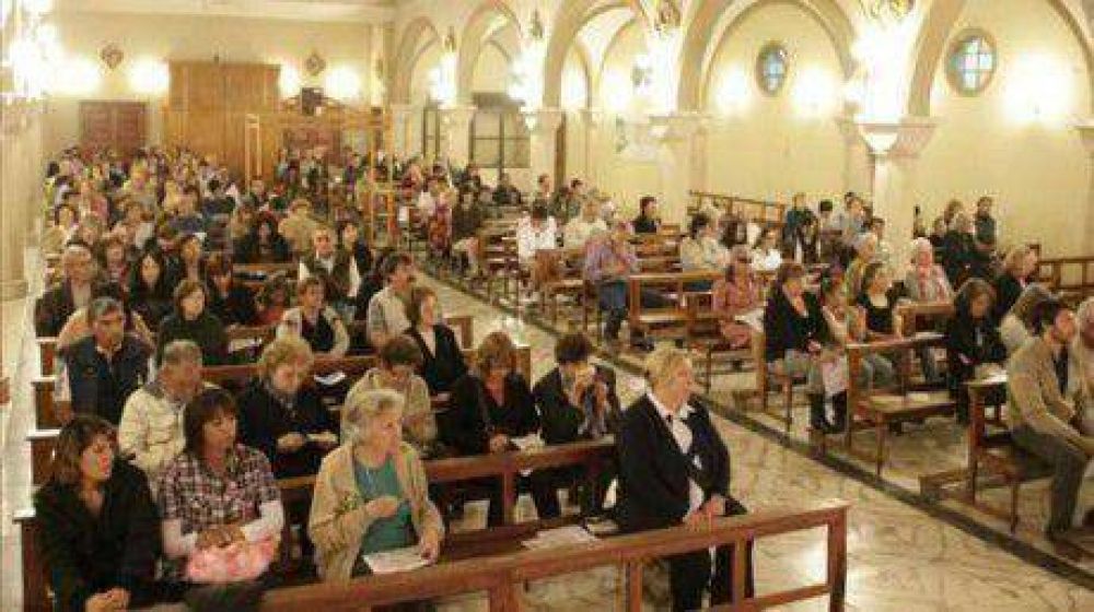 Centenares de fieles celebraron el Domingo de Resurrecci�n con la imagen del papa Francisco en todas las parroquias de Trelew