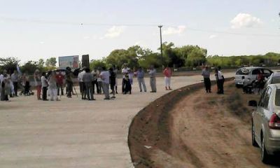 Los vecinos salieron a protestar por el mal estado de las rutas