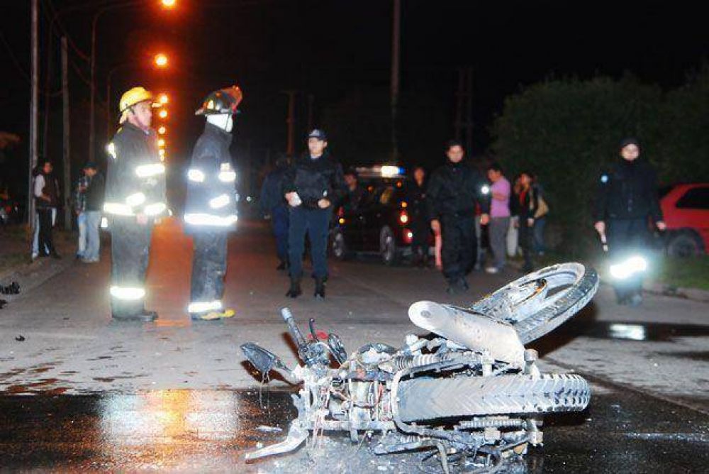 Motociclista grave tras un fuerte choque contra un autom�vil