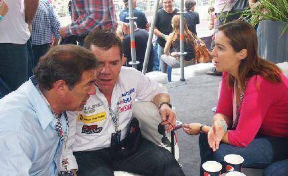 Lalo Ramos junto a Mar�a Eugenia Vidal en la fiesta automovil�stica de Buenos Aires