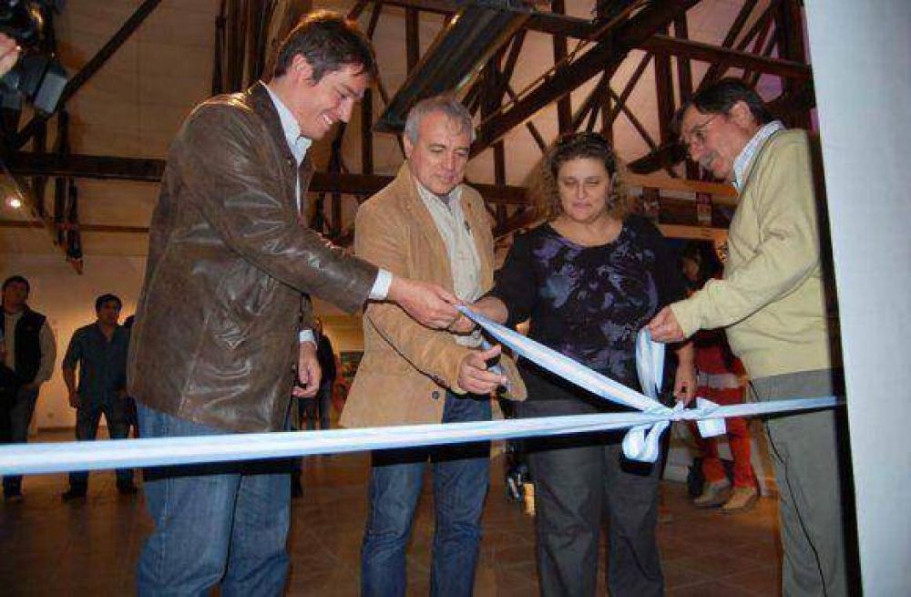 En el Museo Municipal se inaugur� la muestra �YPF sos vos�