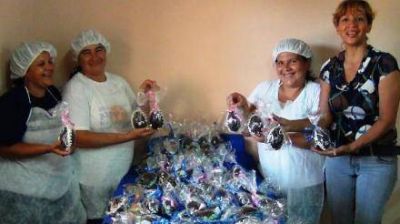 Madres de comedores comunitarios elaboraron Centenares de huevos de pascua para los ni�os 