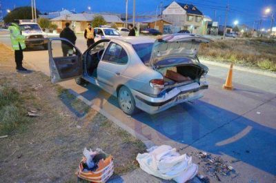 Hombre con las dos piernas fracturadas tras ser embestido contra su auto