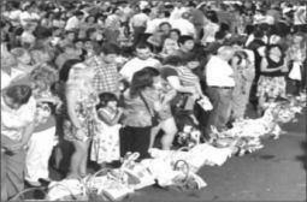 Miles de fieles participaron en la bendici�n de alimentos pascuales en Ap�stoles