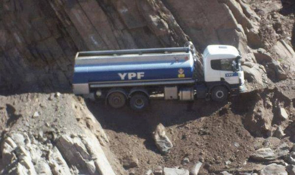 Cami�n con combustible a punto de derrumbarse