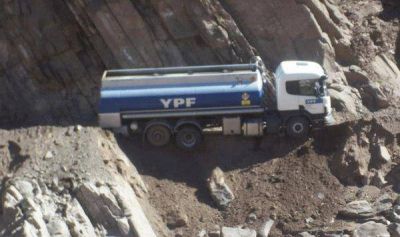 Cami�n con combustible a punto de derrumbarse
