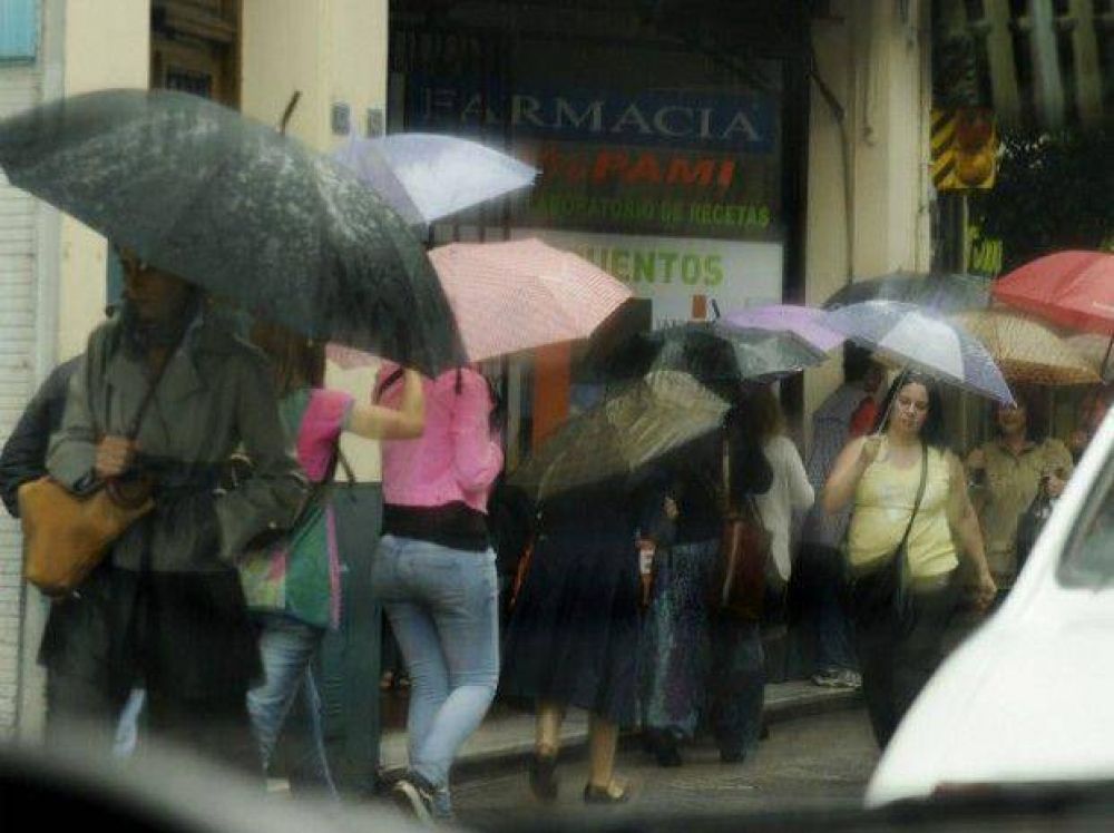 A preparar los paraguas: Rosario amaneci� con lluvias y el mal tiempo seguir�a por varios d�as
