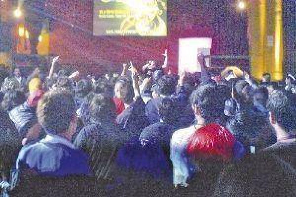 Descubren cientos de chicos consumiendo alcohol en un boliche de la autopista