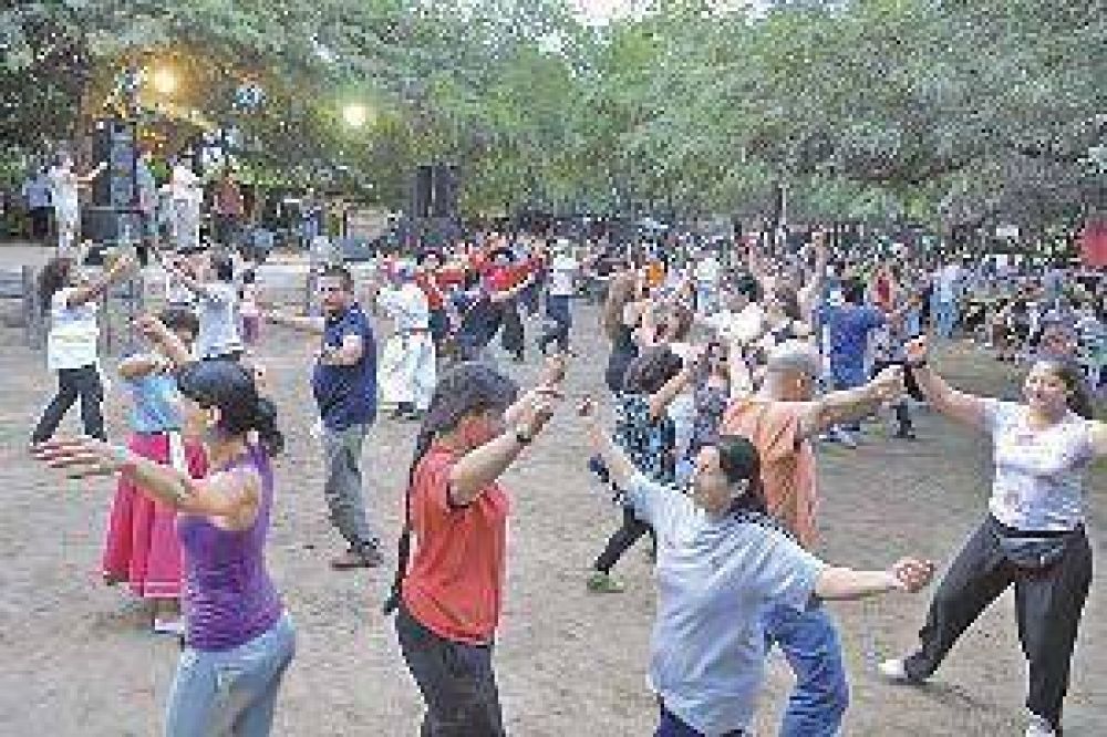 Turistas venidos de todo el pa�s coparon el legendario Patio del "Indio" Froil�n