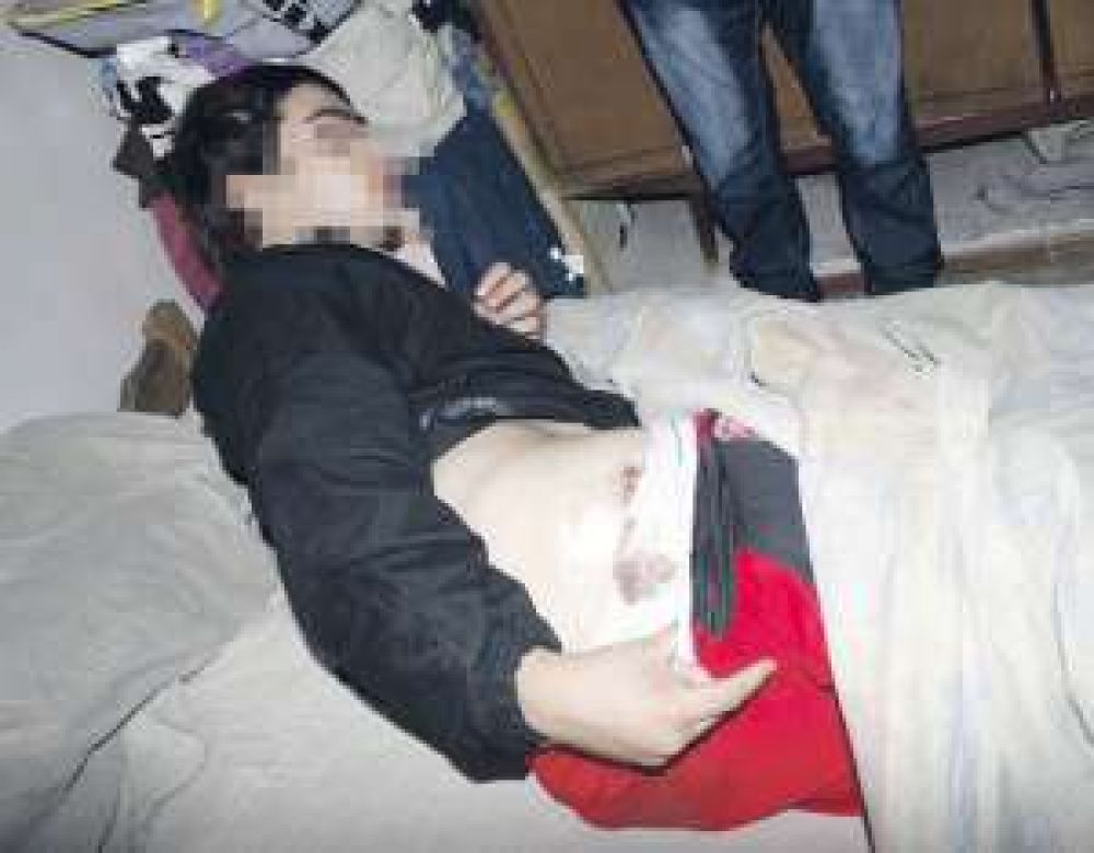 Le dan 4 puntazos a un chico en un asalto