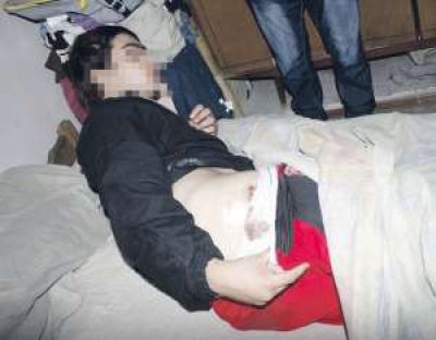 Le dan 4 puntazos a un chico en un asalto