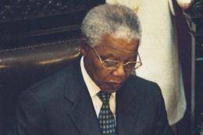 Mandela contin�a internado pero "registra un mejoramiento"