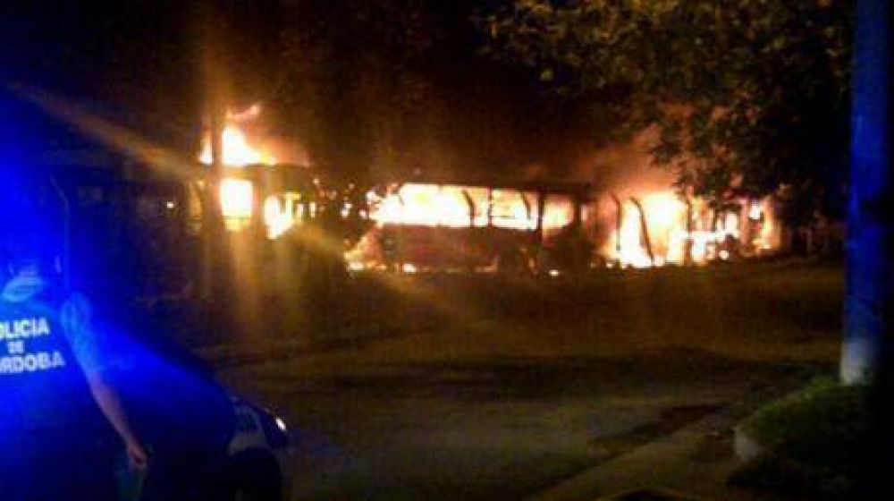 Se incendiaron nueve colectivos de la Tamse