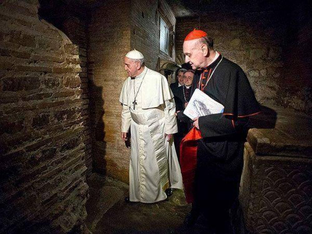 Francisco visit� la tumba de San Pedro