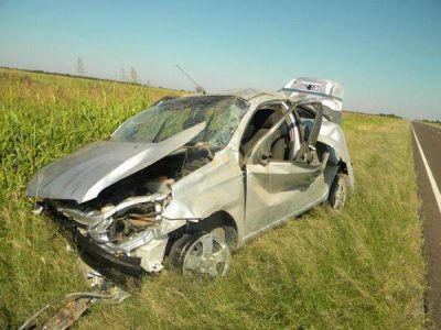 Un polic�a falleci� y otro est� grave al volcar con su auto en Santa Sylvina