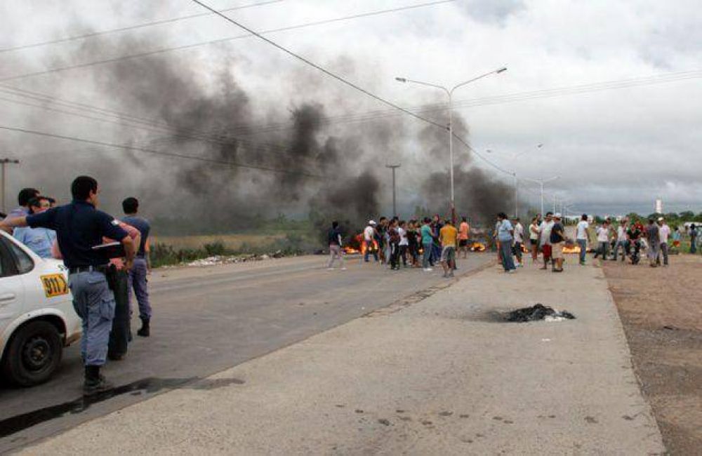 Protestan para evitar que los desalojen Ocupantes de terrenos bloquearon la Sab�n