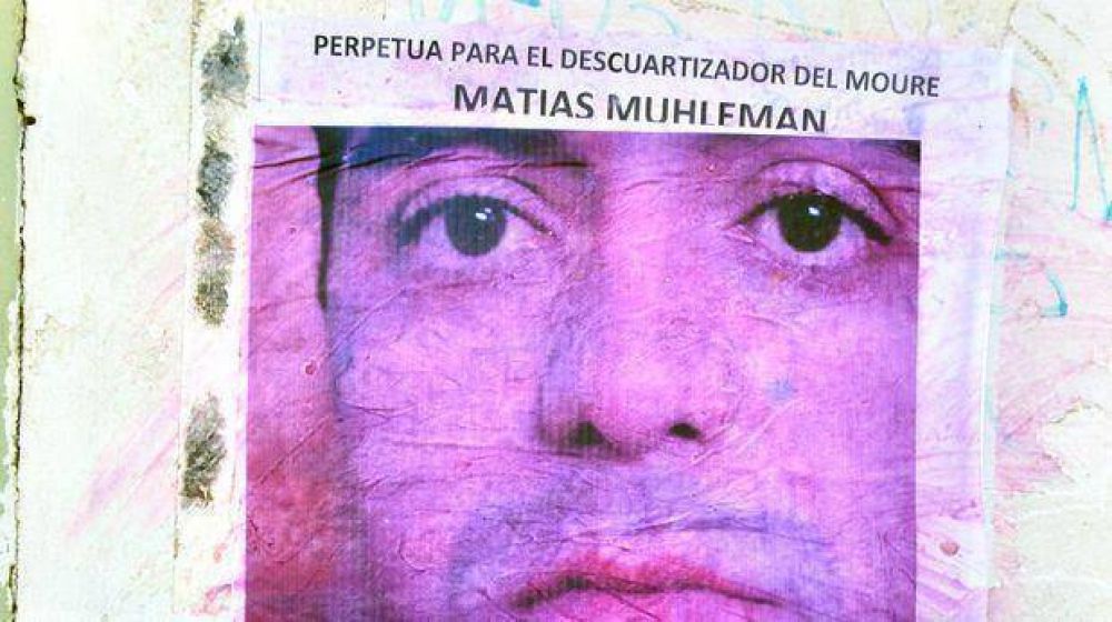 Escrachan con afiches al “descuartizador del Moure”