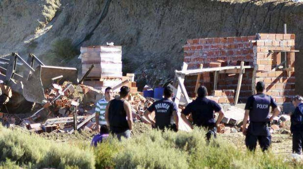 Con fuerte custodia policial, desalojaron usurpaciones