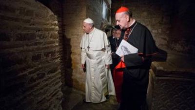Francisco visit� la tumba de San Pedro