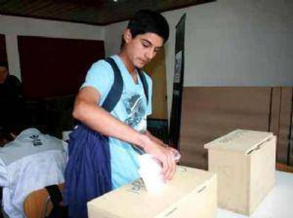 Agrupaciones pol�ticas, a favor del voto joven pero no del mecanismo de difusi�n
