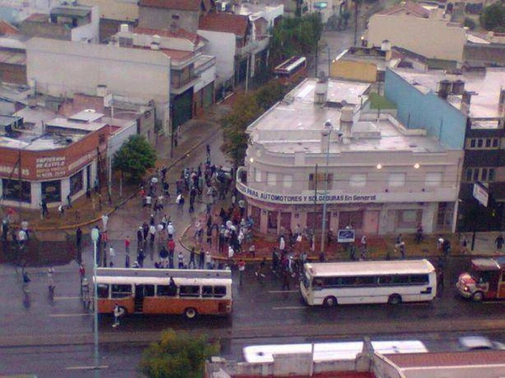 Cien detenidos y dos polic�as heridos en incidentes de barra de Quilmes