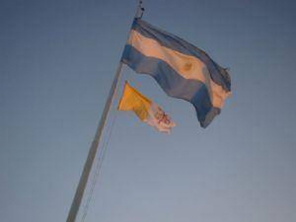 Proponen presentar la bandera papal en edificios municipales