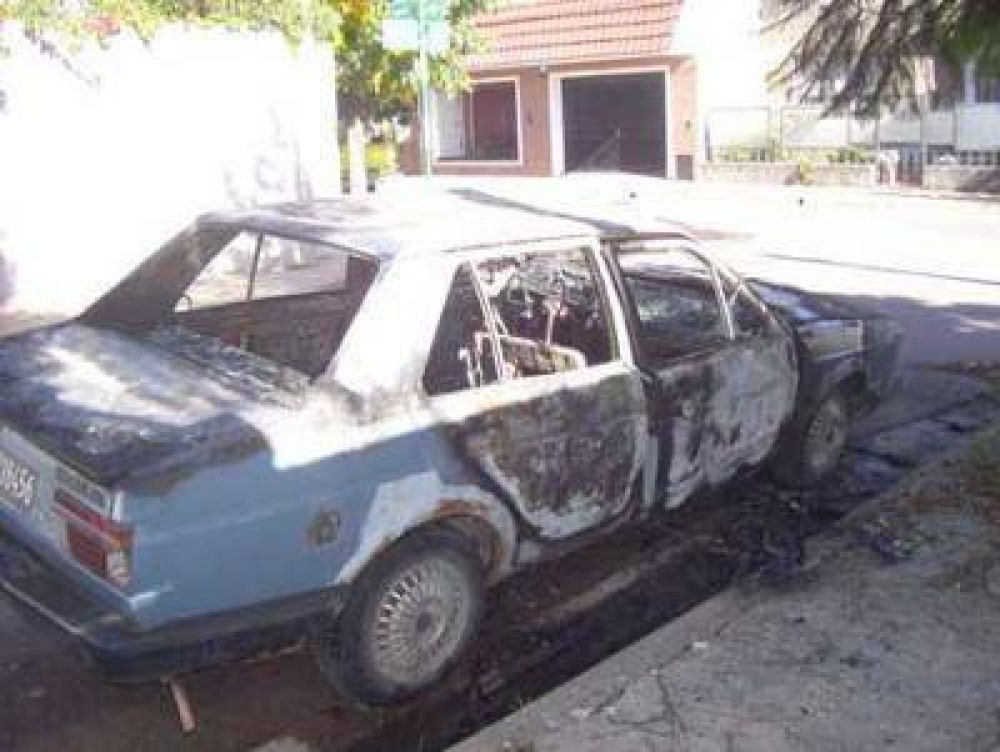 Incendiaron cuatro autos en 48 horas, en la v�a p�blica