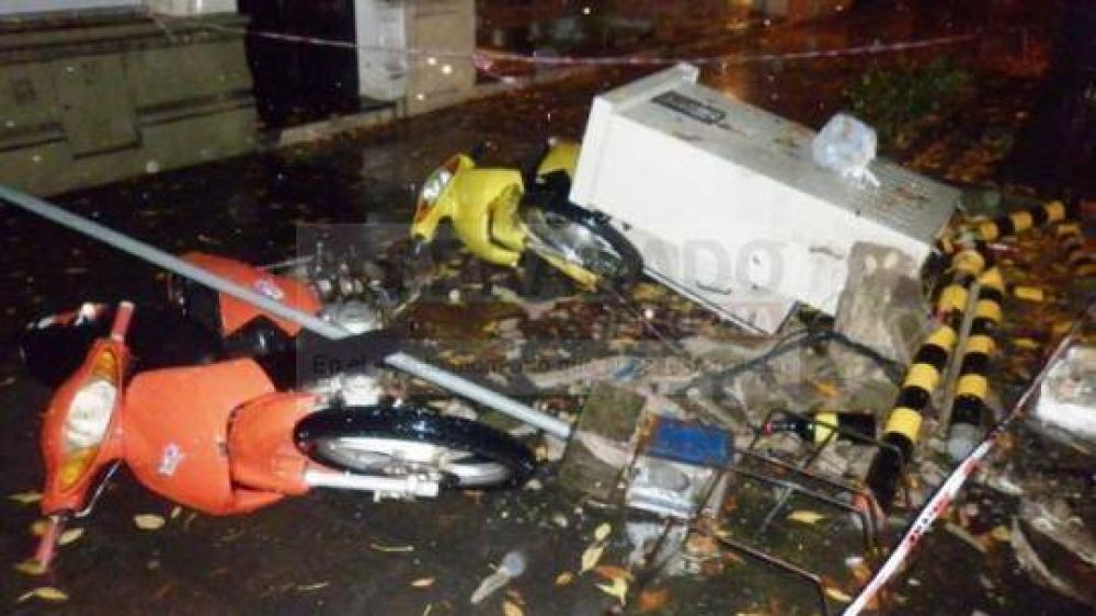 Se subi� a la vereda, arras� con varias motos, destruy� un sistema el�ctrico y huy�