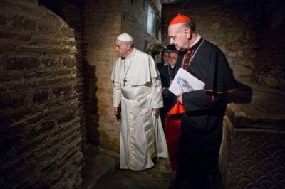 El Papa Francisco rez� en la tumba de San Pedro