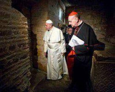 Francisco visit� la tumba de San Pedro