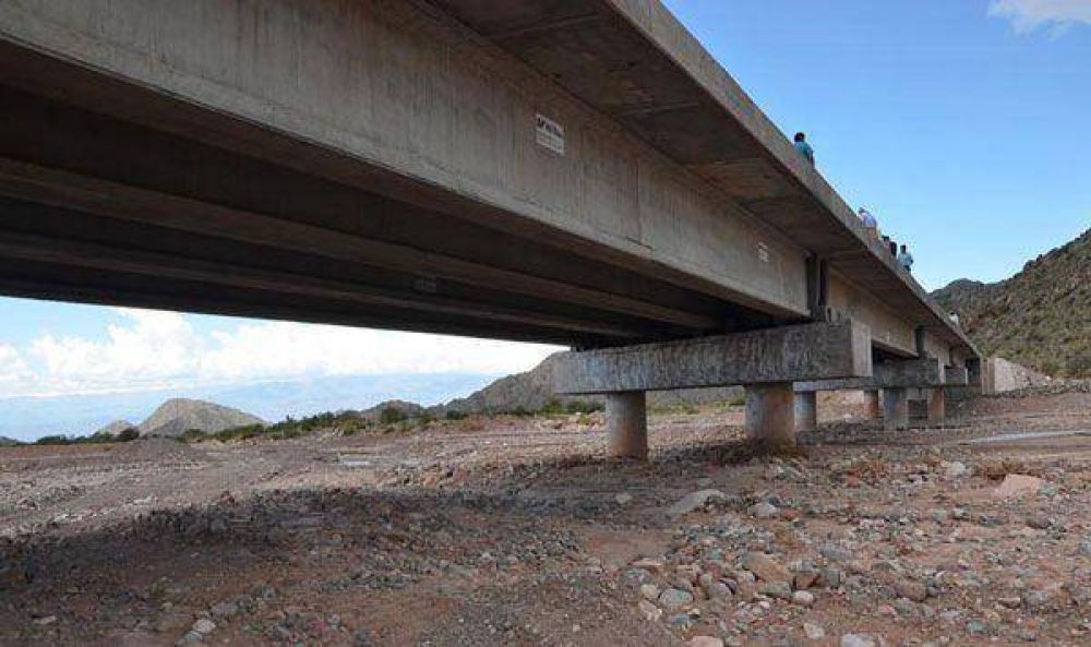 El gobernador constat� avance de obras del Puente de Cha�armuyo