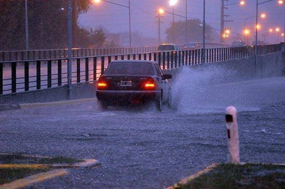 Calles anegadas tras la intensa lluvia registrada este lunes