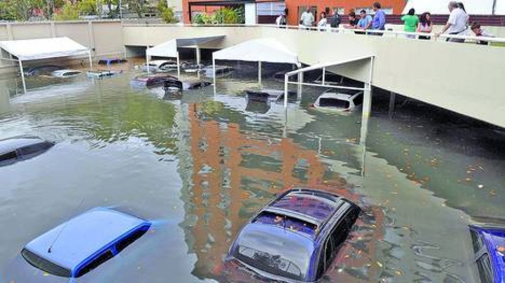 Ocho millones de litros de agua sobre los autos de 140 porte�os