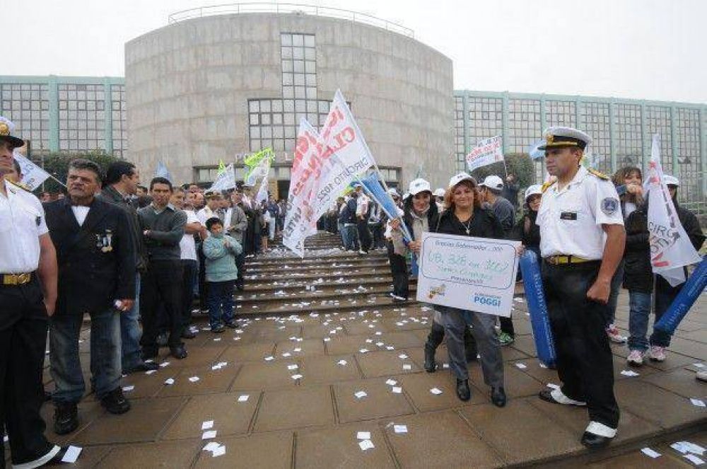 A pesar de la niebla muchas personas llegaron hasta la Legislatura