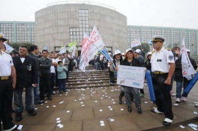 A pesar de la niebla muchas personas llegaron hasta la Legislatura