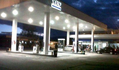 Largas filas en estaciones de servicios para cargar combustible