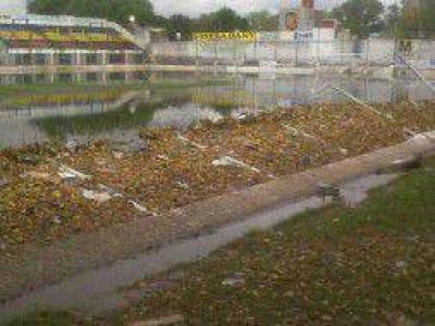 Temporal: Se derrumb� una tribuna de la cancha de Colegiales en Florida Oeste