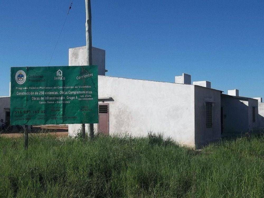 La Provincia construye viviendas y asfalta el acceso al Hospital en Santo Tom�