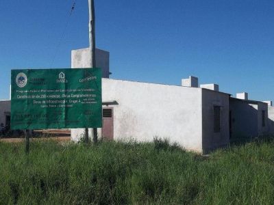 La Provincia construye viviendas y asfalta el acceso al Hospital en Santo Tom�
