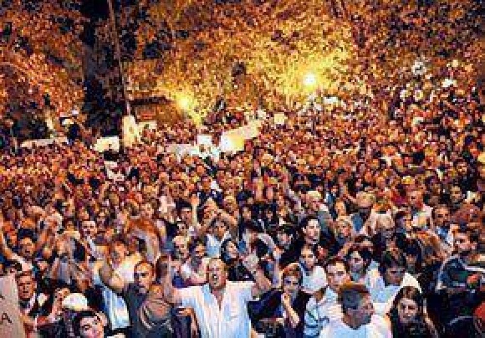 CRIMEN EN VALENTIN ALSINA Bronca y debate: Una multitud march� por el asesinato del chofer