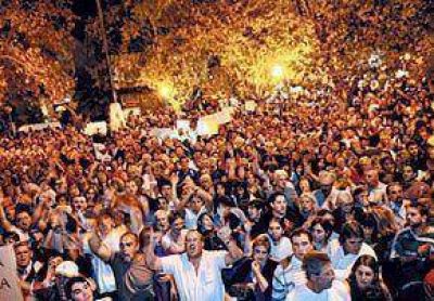 CRIMEN EN VALENTIN ALSINA Bronca y debate: Una multitud march� por el asesinato del chofer