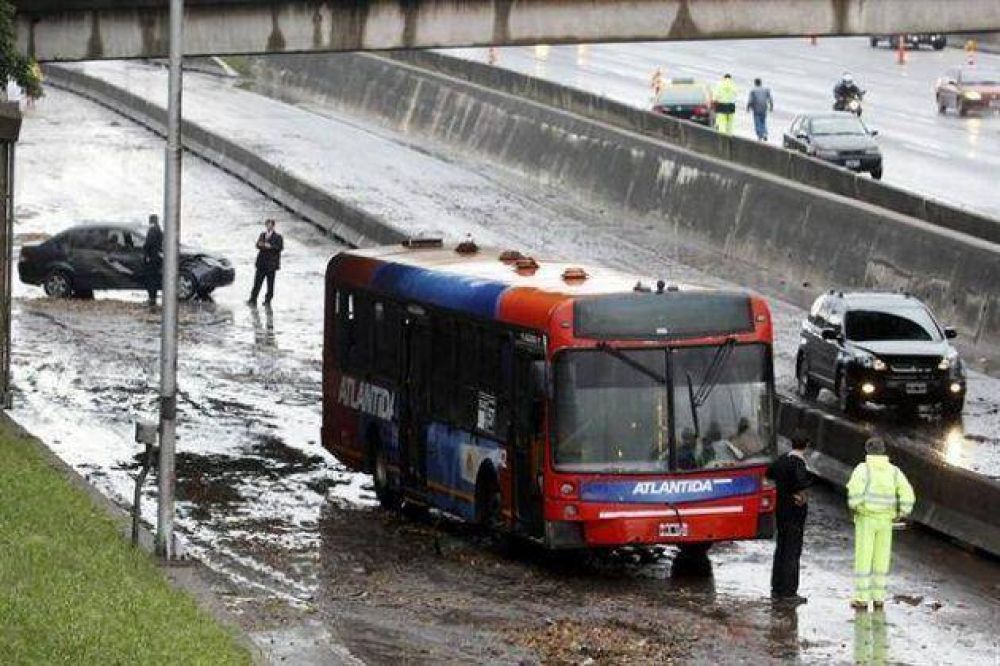 Cinco muertos es el saldo provisorio del fuerte temporal de lluvia que afecto la ciudad de Buenos Aires