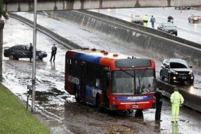 Cinco muertos es el saldo provisorio del fuerte temporal de lluvia que afecto la ciudad de Buenos Aires